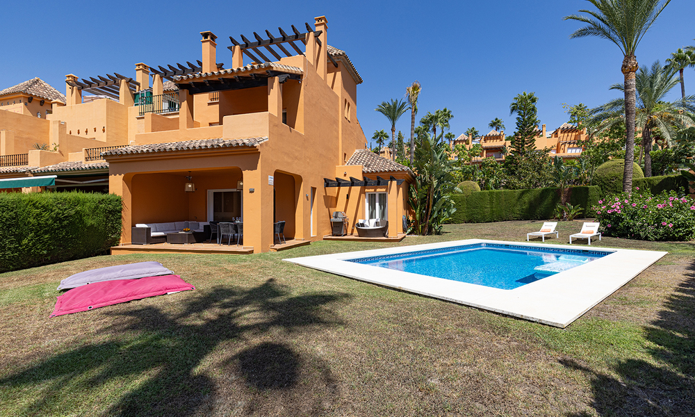Villa jumelée élégamment rénovée à vendre avec grande piscine privée à Marbella - Benahavis 56386