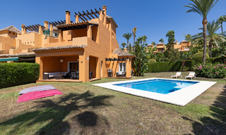 Villa jumelée élégamment rénovée à vendre avec grande piscine privée à Marbella - Benahavis 56386 