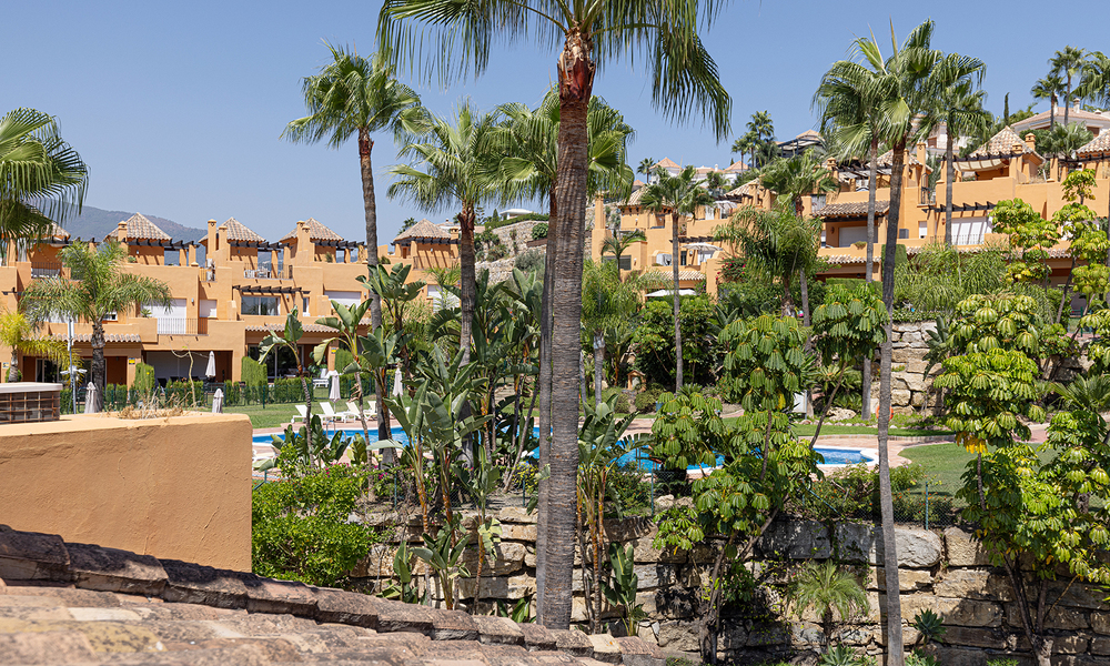 Villa jumelée élégamment rénovée à vendre avec grande piscine privée à Marbella - Benahavis 56390