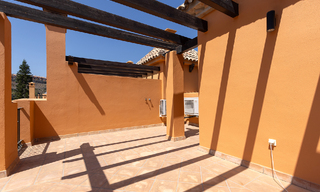 Villa jumelée élégamment rénovée à vendre avec grande piscine privée à Marbella - Benahavis 56394 