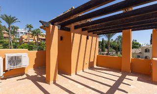 Villa jumelée élégamment rénovée à vendre avec grande piscine privée à Marbella - Benahavis 56396 