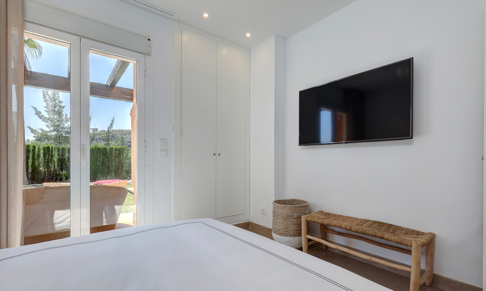 Villa jumelée élégamment rénovée à vendre avec grande piscine privée à Marbella - Benahavis 56400