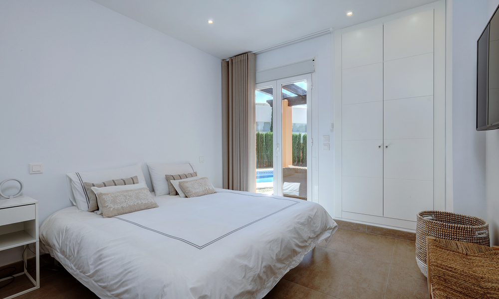 Villa jumelée élégamment rénovée à vendre avec grande piscine privée à Marbella - Benahavis 56401