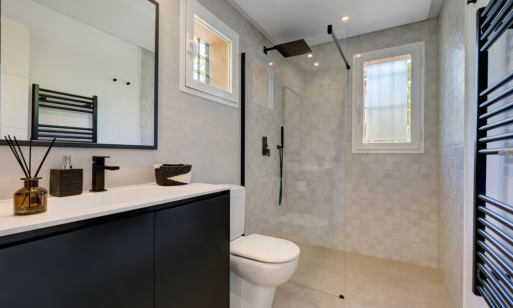 Villa jumelée élégamment rénovée à vendre avec grande piscine privée à Marbella - Benahavis 56403