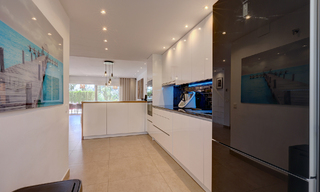 Villa jumelée élégamment rénovée à vendre avec grande piscine privée à Marbella - Benahavis 56408 