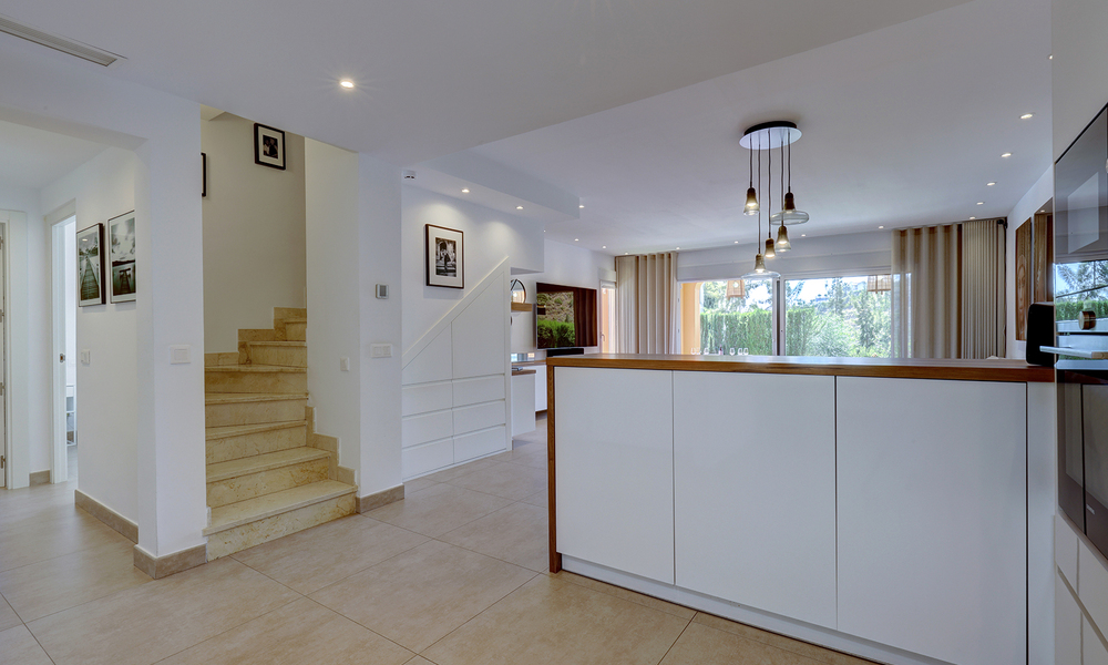 Villa jumelée élégamment rénovée à vendre avec grande piscine privée à Marbella - Benahavis 56410