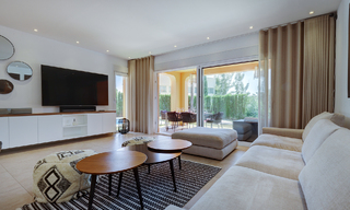 Villa jumelée élégamment rénovée à vendre avec grande piscine privée à Marbella - Benahavis 56414 