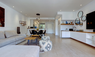 Villa jumelée élégamment rénovée à vendre avec grande piscine privée à Marbella - Benahavis 56417 