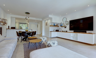 Villa jumelée élégamment rénovée à vendre avec grande piscine privée à Marbella - Benahavis 56418 