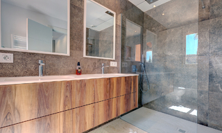 Villa jumelée élégamment rénovée à vendre avec grande piscine privée à Marbella - Benahavis 56423 