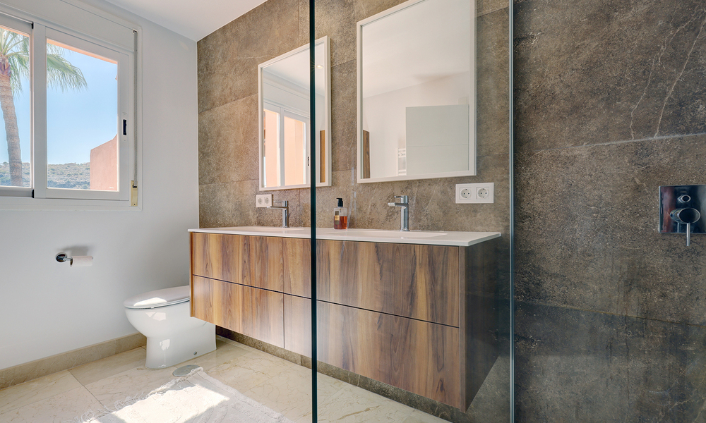 Villa jumelée élégamment rénovée à vendre avec grande piscine privée à Marbella - Benahavis 56424