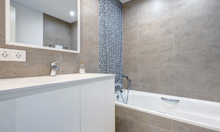 Villa jumelée élégamment rénovée à vendre avec grande piscine privée à Marbella - Benahavis 56425 