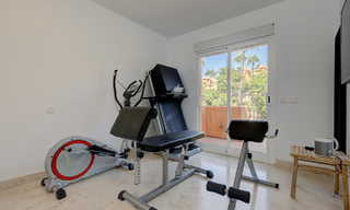 Villa jumelée élégamment rénovée à vendre avec grande piscine privée à Marbella - Benahavis 56426 