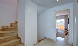 Villa jumelée élégamment rénovée à vendre avec grande piscine privée à Marbella - Benahavis 56432 