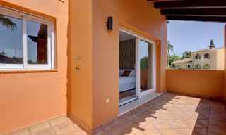 Villa jumelée élégamment rénovée à vendre avec grande piscine privée à Marbella - Benahavis 56434 