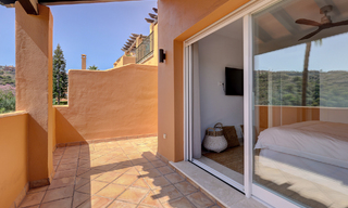 Villa jumelée élégamment rénovée à vendre avec grande piscine privée à Marbella - Benahavis 56435 