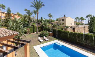 Villa jumelée élégamment rénovée à vendre avec grande piscine privée à Marbella - Benahavis 56437 