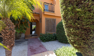 Villa jumelée élégamment rénovée à vendre avec grande piscine privée à Marbella - Benahavis 56440 