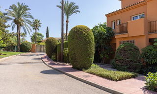Villa jumelée élégamment rénovée à vendre avec grande piscine privée à Marbella - Benahavis 56441 