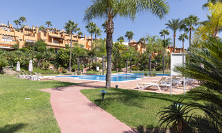 Villa jumelée élégamment rénovée à vendre avec grande piscine privée à Marbella - Benahavis 56443 
