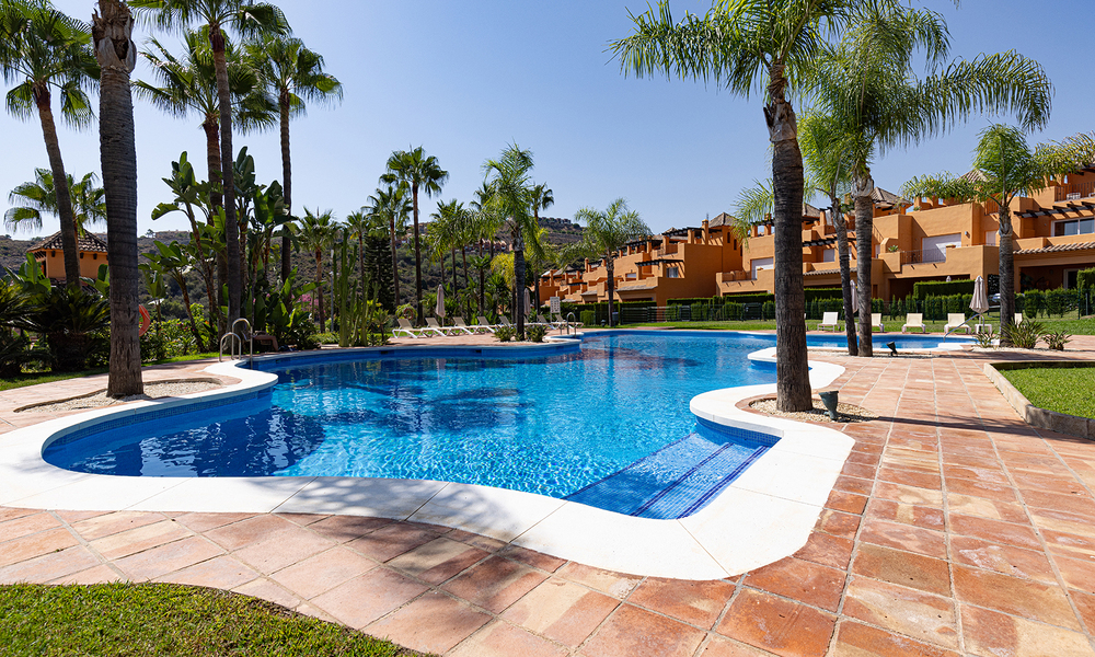 Villa jumelée élégamment rénovée à vendre avec grande piscine privée à Marbella - Benahavis 56445