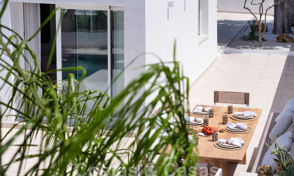 Jolie villa de luxe de style Ibiza à vendre à proximité de toutes les commodités à Nueva Andalucia, Marbella 56920