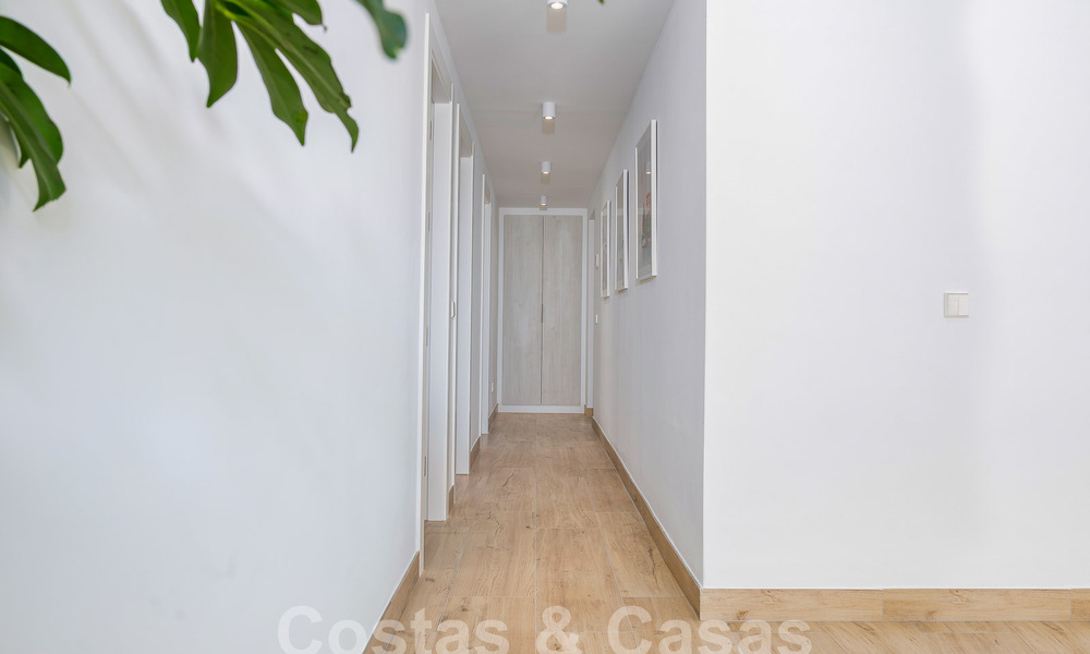 Jolie villa de luxe de style Ibiza à vendre à proximité de toutes les commodités à Nueva Andalucia, Marbella 56930