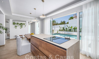 Jolie villa de luxe de style Ibiza à vendre à proximité de toutes les commodités à Nueva Andalucia, Marbella 56938 
