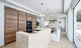 Jolie villa de luxe de style Ibiza à vendre à proximité de toutes les commodités à Nueva Andalucia, Marbella 56946 