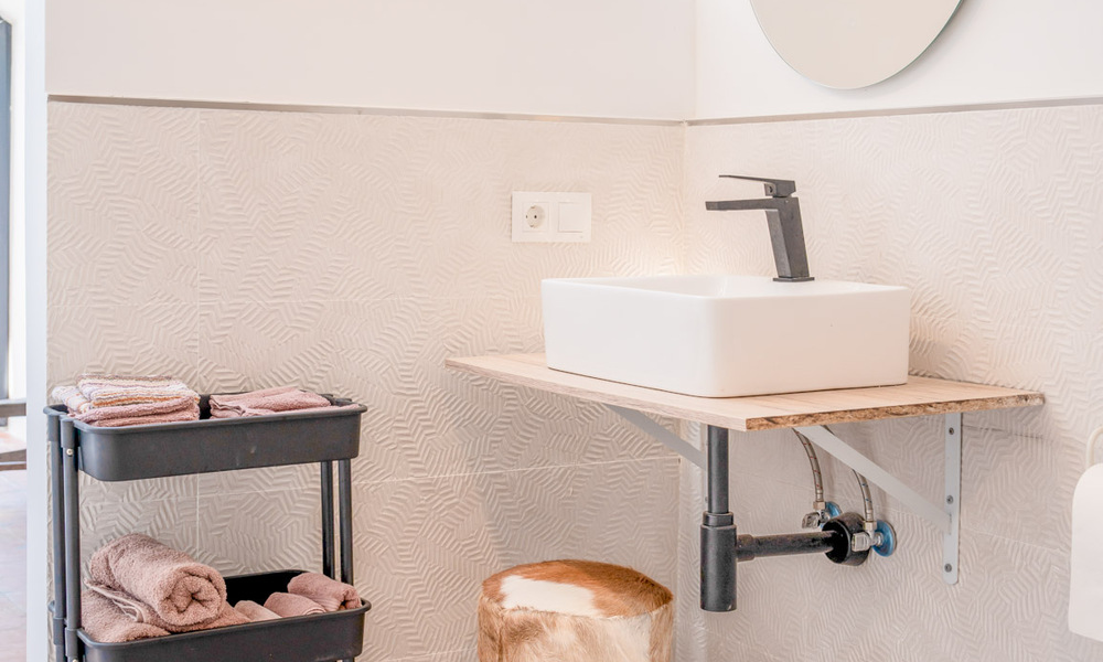 Charmante maison de ville rénovée à vendre dans un complexe fermé en bord de mer sur le nouveau Golden Mile entre Marbella et Estepona 58170