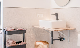 Charmante maison de ville rénovée à vendre dans un complexe fermé en bord de mer sur le nouveau Golden Mile entre Marbella et Estepona 58170 