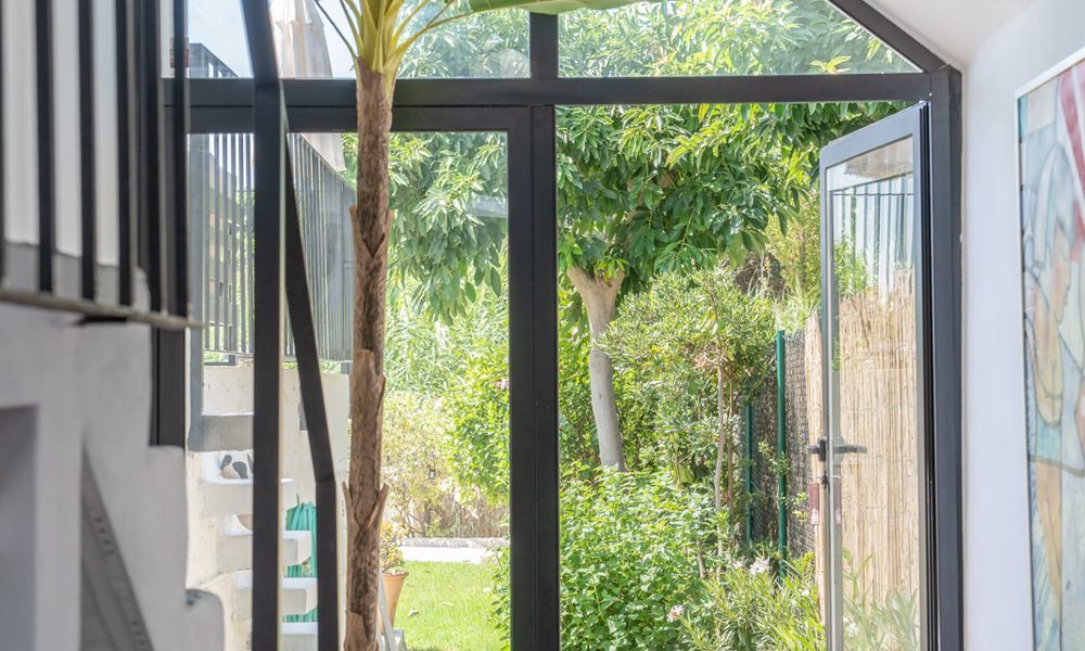 Charmante maison de ville rénovée à vendre dans un complexe fermé en bord de mer sur le nouveau Golden Mile entre Marbella et Estepona 58172