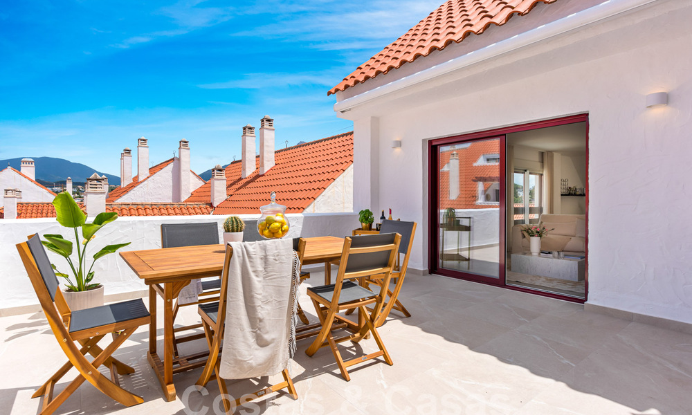 Penthouse contemporain rénové à vendre à distance de marche de toutes les commodités et de Puerto Banus à Nueva Andalucia, Marbella 57420