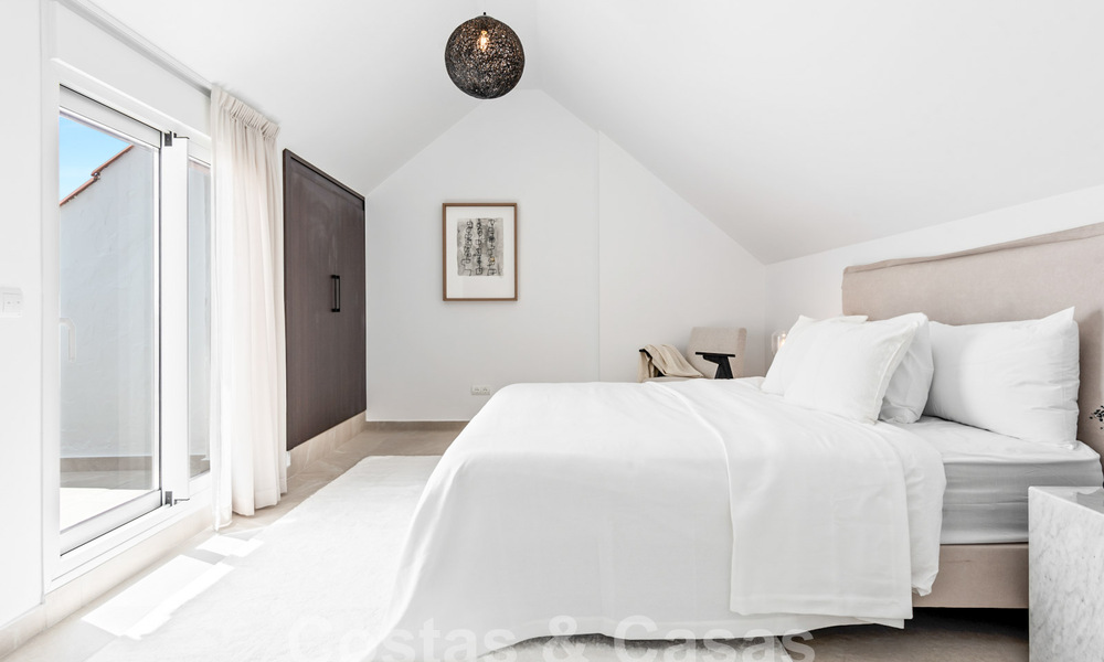 Penthouse contemporain rénové à vendre à distance de marche de toutes les commodités et de Puerto Banus à Nueva Andalucia, Marbella 57425