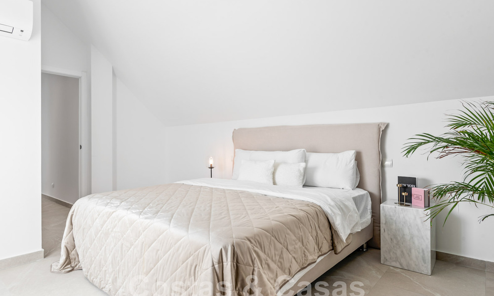 Penthouse contemporain rénové à vendre à distance de marche de toutes les commodités et de Puerto Banus à Nueva Andalucia, Marbella 57430
