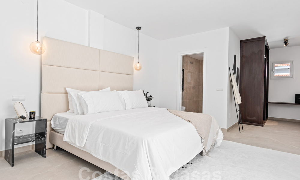 Penthouse contemporain rénové à vendre à distance de marche de toutes les commodités et de Puerto Banus à Nueva Andalucia, Marbella 57435