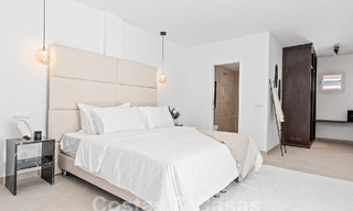 Penthouse contemporain rénové à vendre à distance de marche de toutes les commodités et de Puerto Banus à Nueva Andalucia, Marbella 57435 