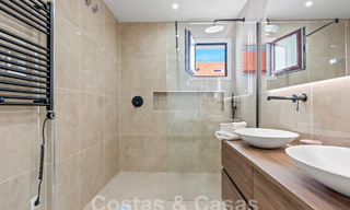 Penthouse contemporain rénové à vendre à distance de marche de toutes les commodités et de Puerto Banus à Nueva Andalucia, Marbella 57436 