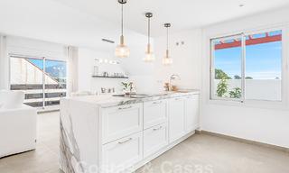 Penthouse contemporain rénové à vendre à distance de marche de toutes les commodités et de Puerto Banus à Nueva Andalucia, Marbella 57441 