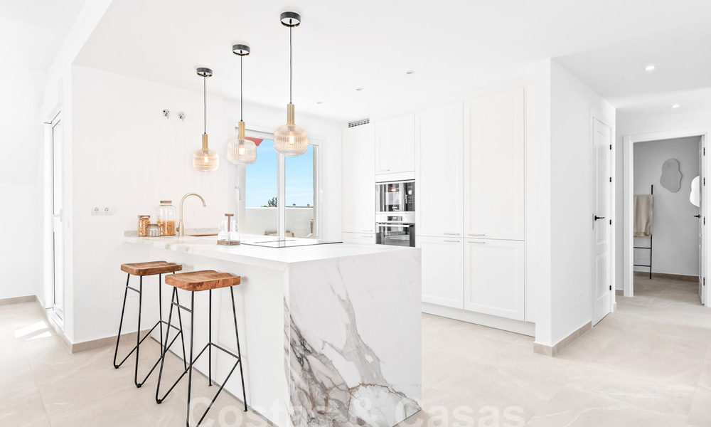Penthouse contemporain rénové à vendre à distance de marche de toutes les commodités et de Puerto Banus à Nueva Andalucia, Marbella 57442