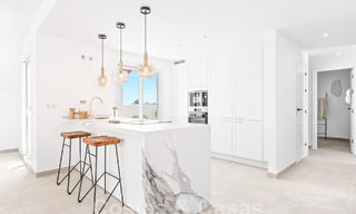 Penthouse contemporain rénové à vendre à distance de marche de toutes les commodités et de Puerto Banus à Nueva Andalucia, Marbella 57442 