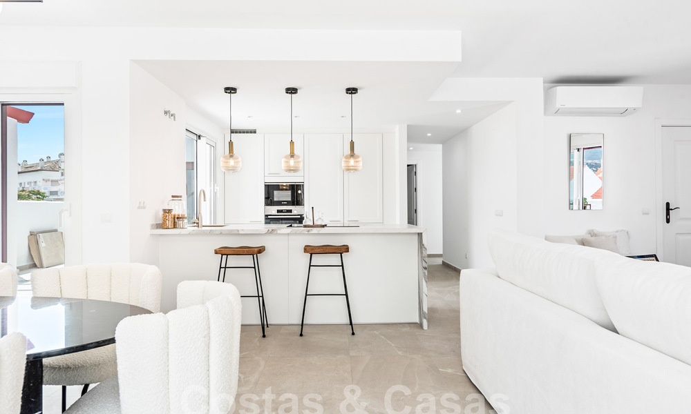 Penthouse contemporain rénové à vendre à distance de marche de toutes les commodités et de Puerto Banus à Nueva Andalucia, Marbella 57443