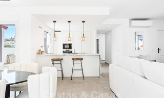 Penthouse contemporain rénové à vendre à distance de marche de toutes les commodités et de Puerto Banus à Nueva Andalucia, Marbella 57443 