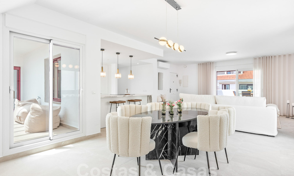 Penthouse contemporain rénové à vendre à distance de marche de toutes les commodités et de Puerto Banus à Nueva Andalucia, Marbella 57445