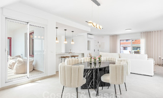 Penthouse contemporain rénové à vendre à distance de marche de toutes les commodités et de Puerto Banus à Nueva Andalucia, Marbella 57445 