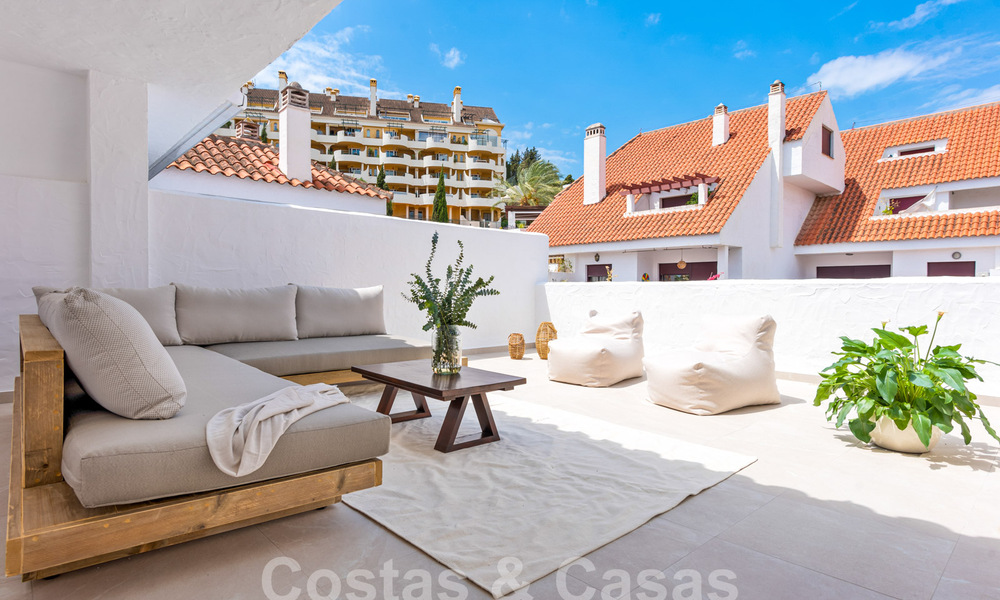 Penthouse contemporain rénové à vendre à distance de marche de toutes les commodités et de Puerto Banus à Nueva Andalucia, Marbella 57453