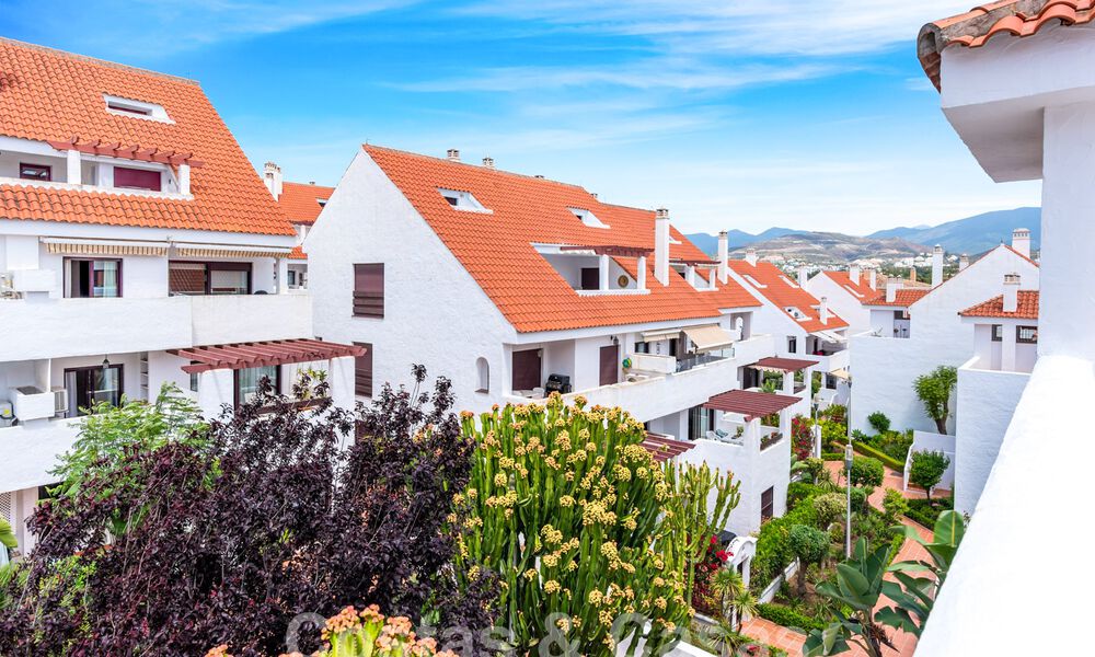 Penthouse contemporain rénové à vendre à distance de marche de toutes les commodités et de Puerto Banus à Nueva Andalucia, Marbella 57456