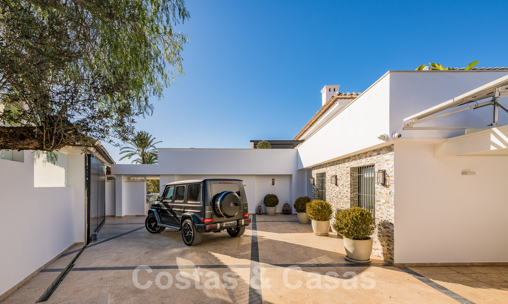 Villa de luxe méditerranéenne moderne et rénovée à vendre, située sur la première ligne de golf, au cœur de Nueva Andalucia, Marbella 57002