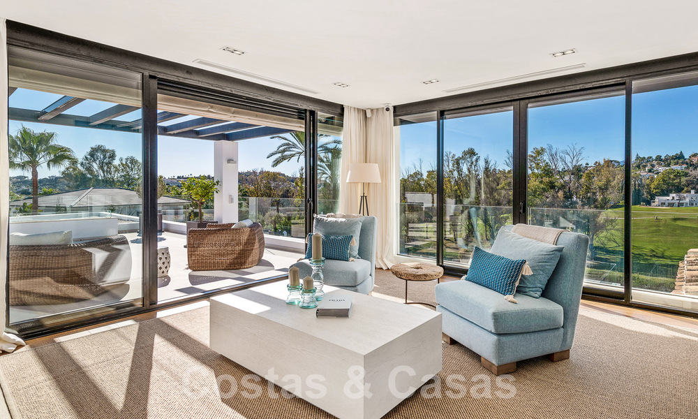 Villa de luxe méditerranéenne moderne et rénovée à vendre, située sur la première ligne de golf, au cœur de Nueva Andalucia, Marbella 57003
