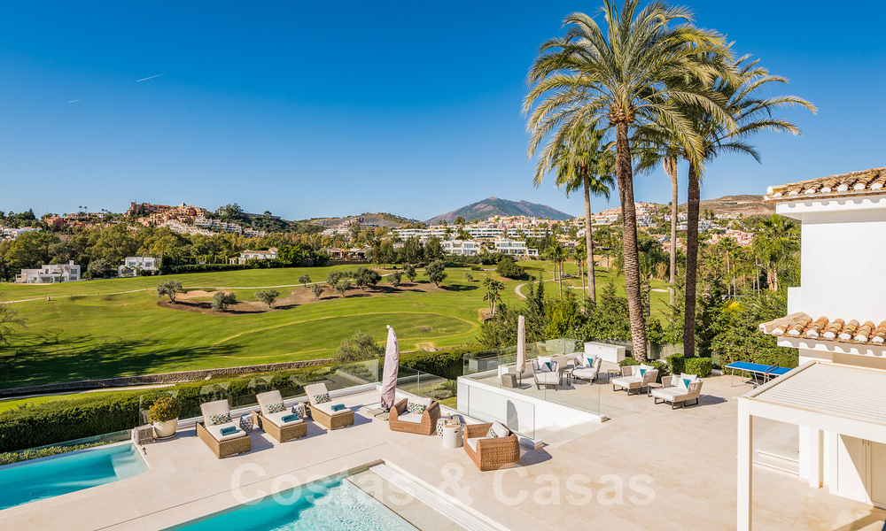 Villa de luxe méditerranéenne moderne et rénovée à vendre, située sur la première ligne de golf, au cœur de Nueva Andalucia, Marbella 57004